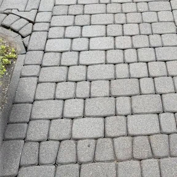 Acces auto pavat lângă poartă, curățat pe jumătate — comparație înainte și după