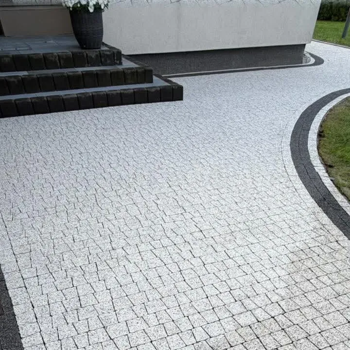 Acces pavat cu mozaic granitic în fața unei case moderne, înainte și după spălare