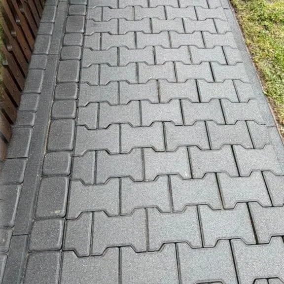 Alee pietonală din pavele gri, înainte și după eliminarea mușchiului din rosturi