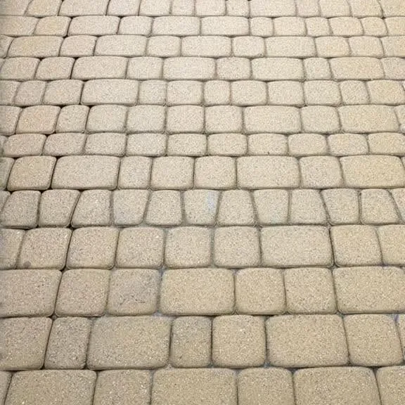 Alee îngustă din pavele antichizate, înainte și după curățare — contrast puternic de culoare