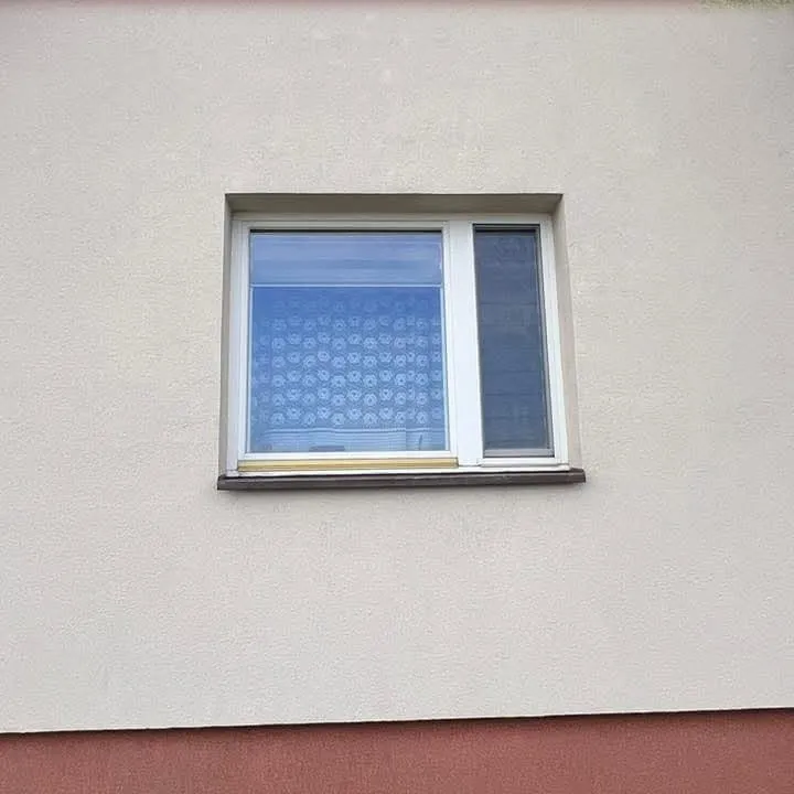 Fațadă cu tencuială decorativă, înainte și după eliminarea dârelor de murdărie