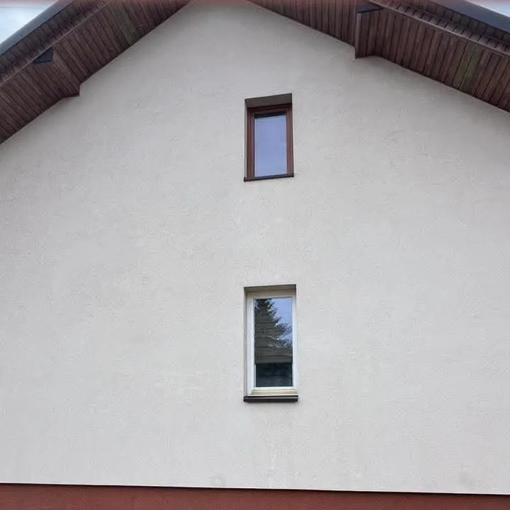 Fațadă de casă curățată de alge și depuneri verzui, înainte și după spălare