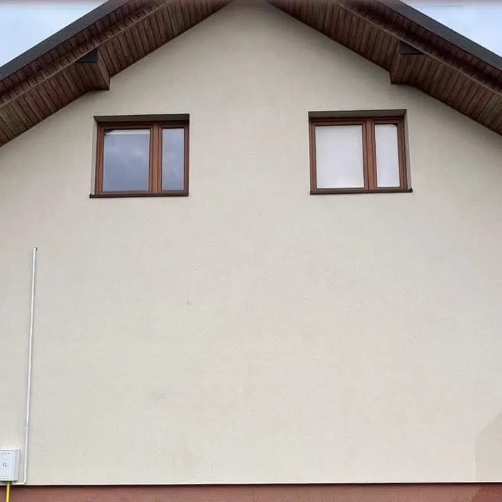 Fațadă de casă cu tencuială decorativă, spălată profesional în Suceava