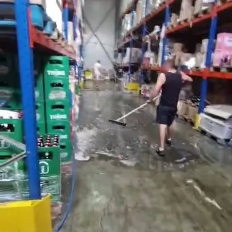 Spălarea pardoselii într-o hală de depozitare din Suceava