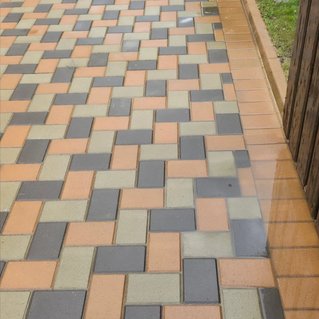 Pavaj multicolor din Suceava, înainte și după curățarea cu presiune