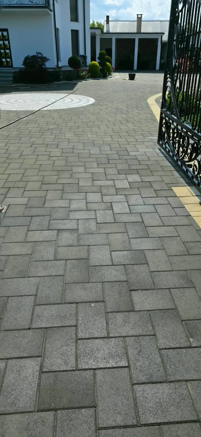 Platformă industrială betonată curățată profesional în Suceava